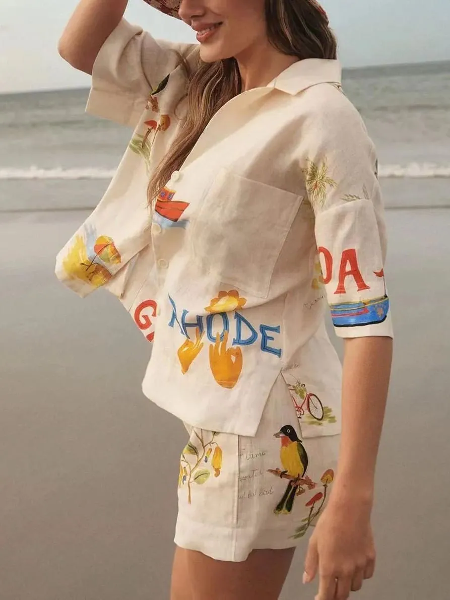 Set due pezzi di Cristina Gallucci con pantaloncini larghi con stampa floreale e un tocco di vacanza unico.